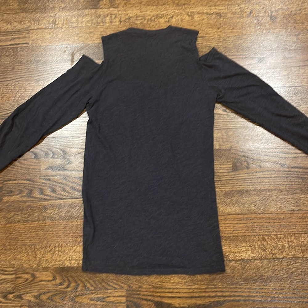 Monrow Cold Shoulder Top - Picture 3 of 5